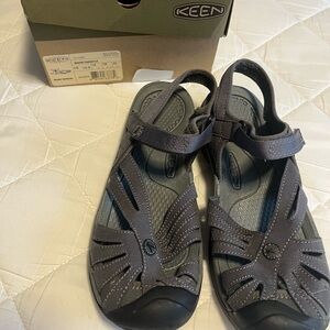 KEEN womens Rose Casual Closed Toe Sandals, never worn.